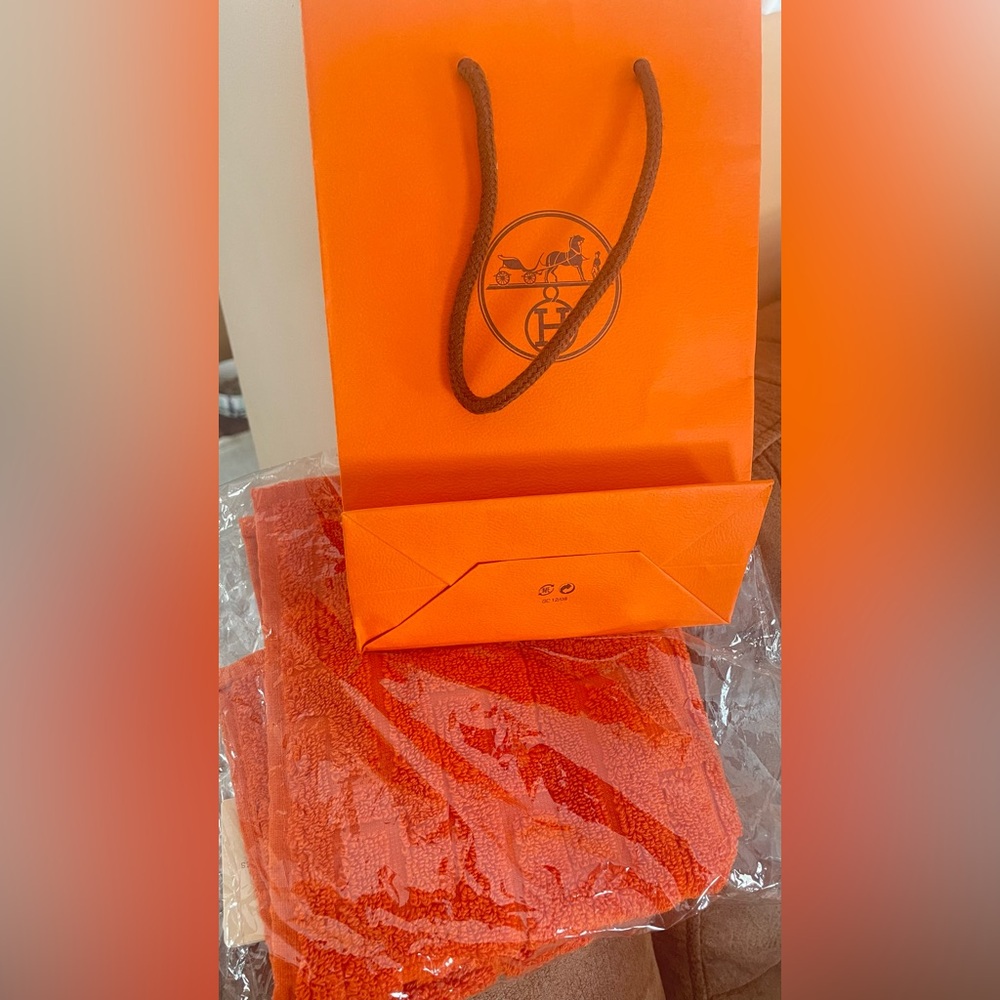 . HERMES ORANGE CARRE STAIRS HAND TOWEL NWT